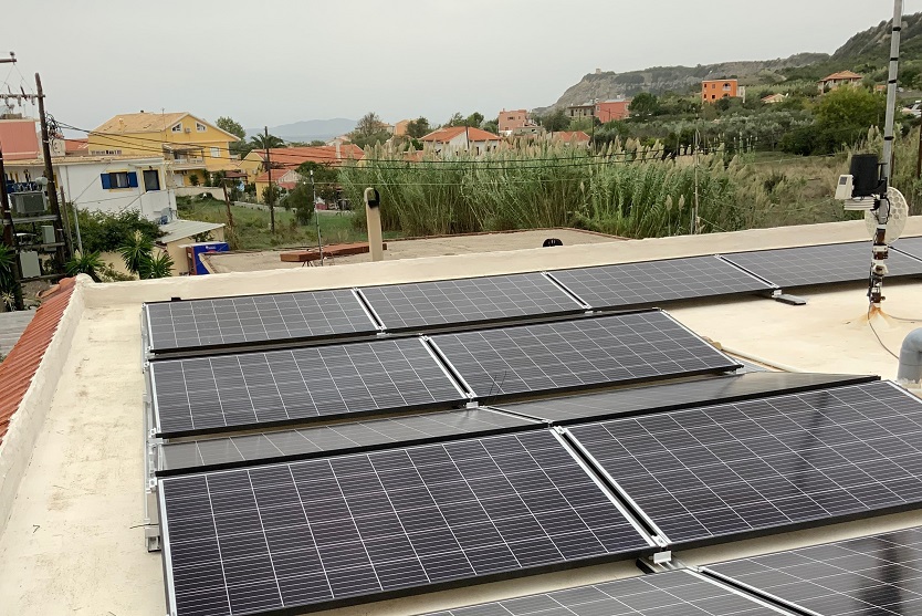 Installierte PV-Module auf dem Dach der Brouklis Taverne in Arillas, Korfu