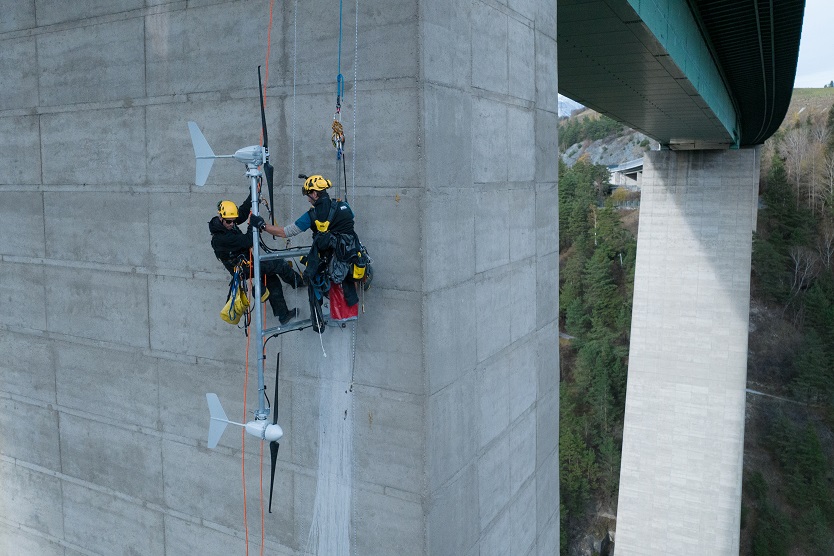 Arbeiten von professionellen Industriekletterern zur Installation der Mikro-Windturbinen an der Europabrücke bei Innsbruck im RES-Projekt Österreich