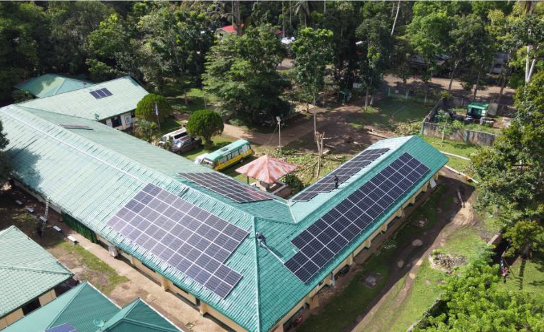 Gesamtansicht der PV-Anlage auf dem Dach des Luuk Hospitals in der Provinz Sulu