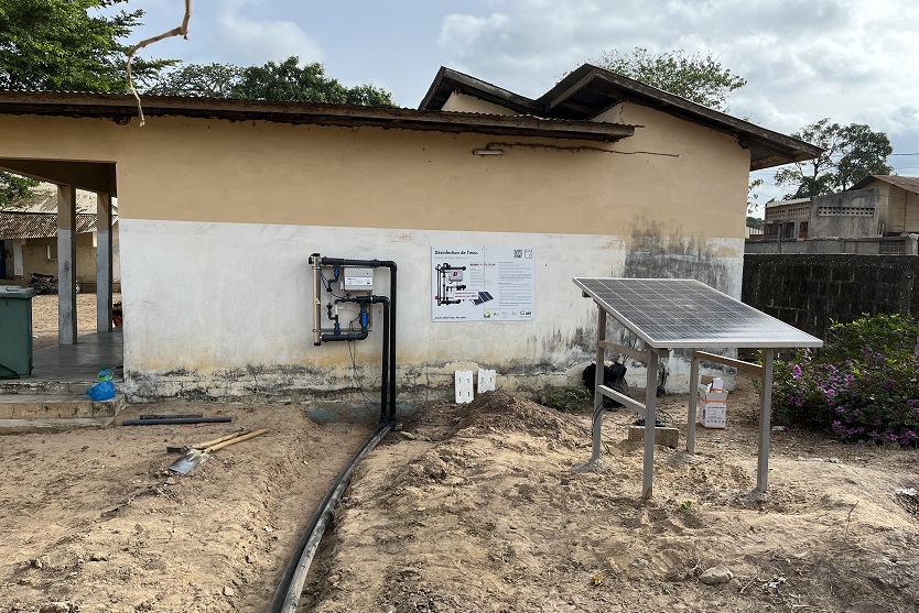 Installation der ULTRA V41/O3-SOLAR am Krankenhaus in Kafountine