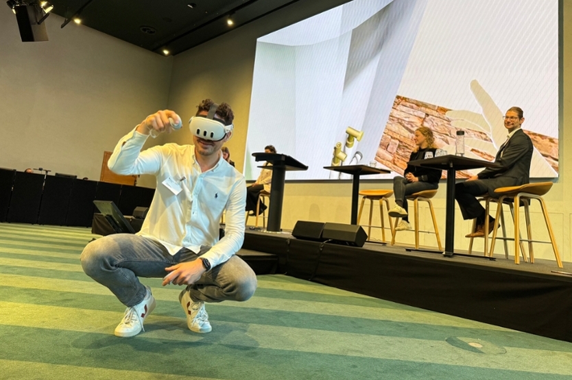 Jakob Selinger (ecoTRN) führt die VR-Brille vor