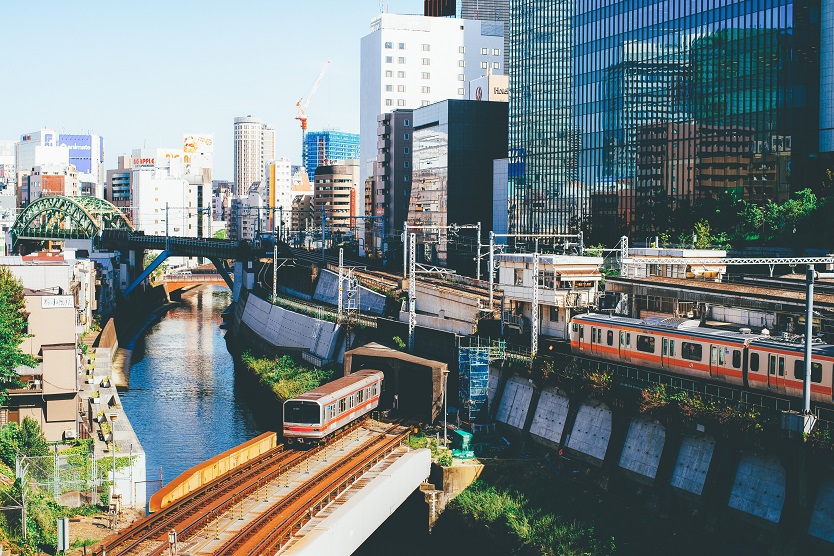 Züge auf Brücken in Tokio