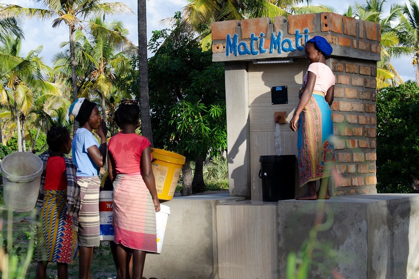 Frauen vor einer Zapfsäule des Mati Mati (Wasser Wasser) Projekts