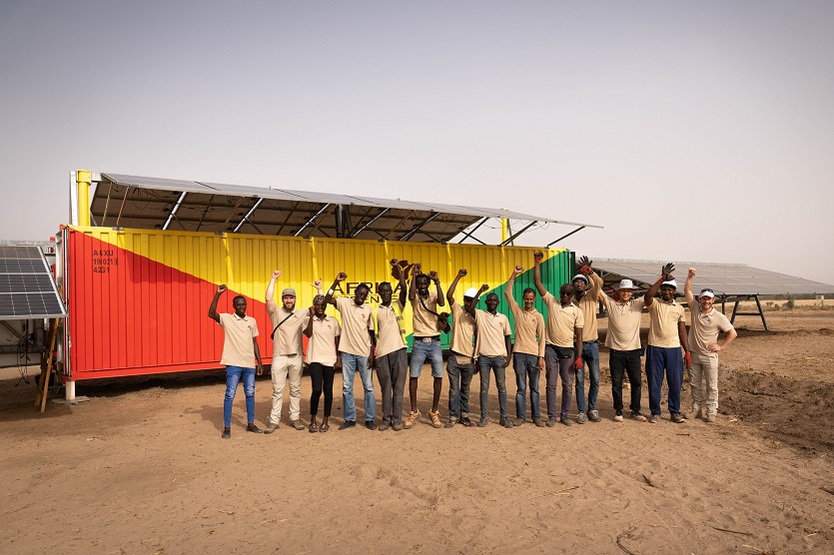 Team posiert vor Solartainer der AfricaGreenTec im Senegal