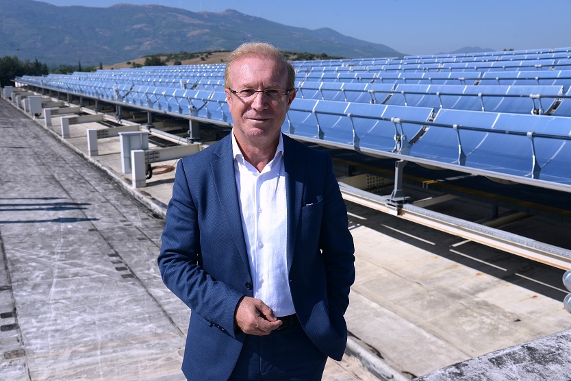 Geschäftsführer der SOLITERM GROUP GmbH,  Dr. Ahmet Lokurlu, vor der solarthermischen Referenzanlage, die den Kühlungs- und Wärmebedarf am Unternehmensstandort zu einem Großteil über Solarenergie abdeckt.