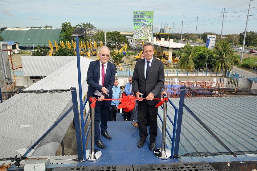 Michael Kurt Räuber (links), Geschäftsführer der Royal Cargo Inc., und Botschafter Dr. Gordon Kricke eröffnen die 225-kWp-Erweiterung der Solardachanlage.