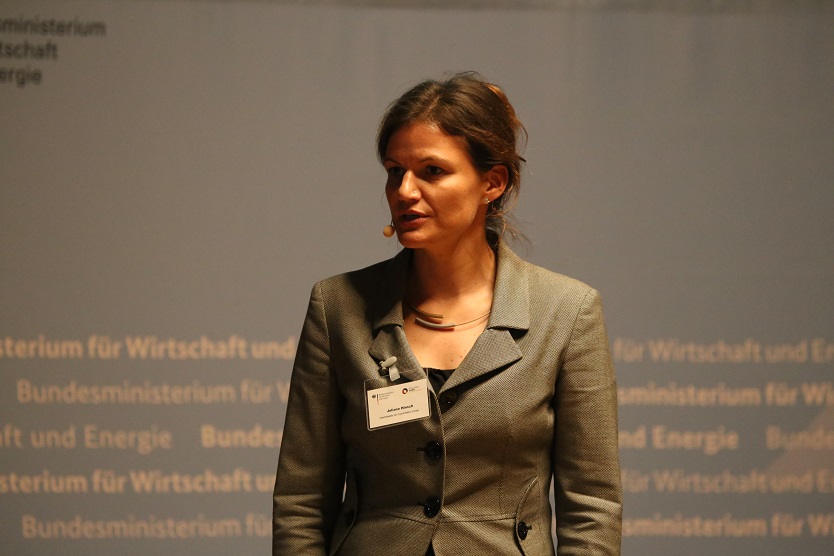 Juliane Hinsch, Leiterin der Geschäftsstelle der Exportinitiative Energie, moderiert die Unternehmenspitches an.