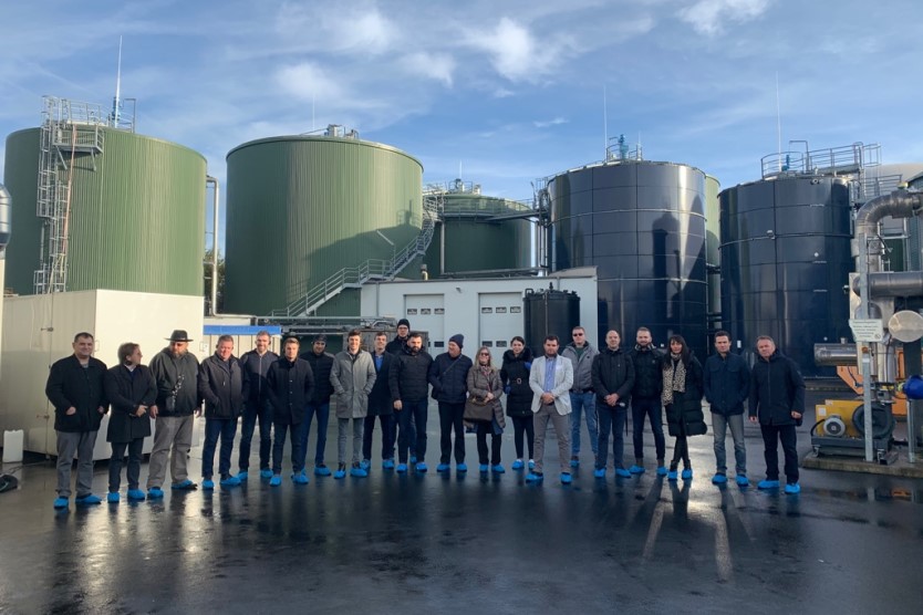 Schradenbiogas: Die Delegation vor der Biogasanlage und den Silos