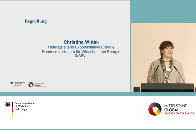 Christina Wittek begrüßt die Teilnehmenden live und am Bildschirm auf der hybriden Fachveranstaltung