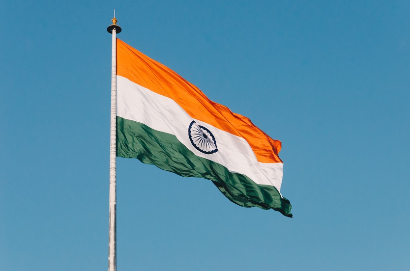 Nationalflagge Indiens vor blauem Himmel