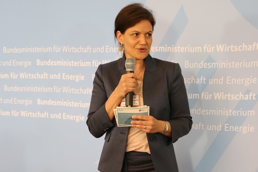 Juliane Hinsch, Head of the Coordination Office of the German Energy Solutions Initiative of the BMWi, moderates the pitching session