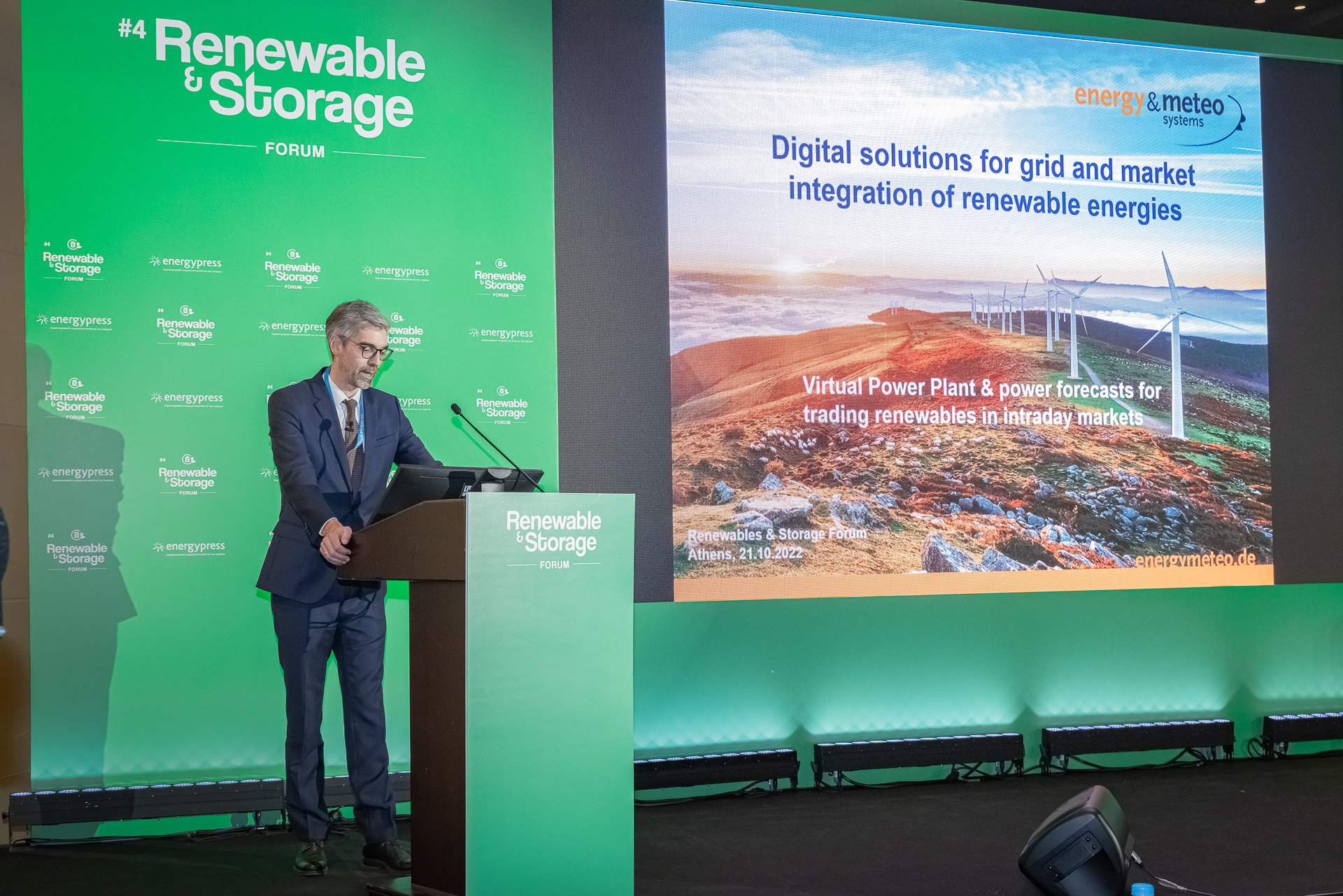 Ulrich Kaltenbach (emsys VPP) presents the advantages of digital solutions for grid and market integration of renewable energies at the  inauguration of the RES project